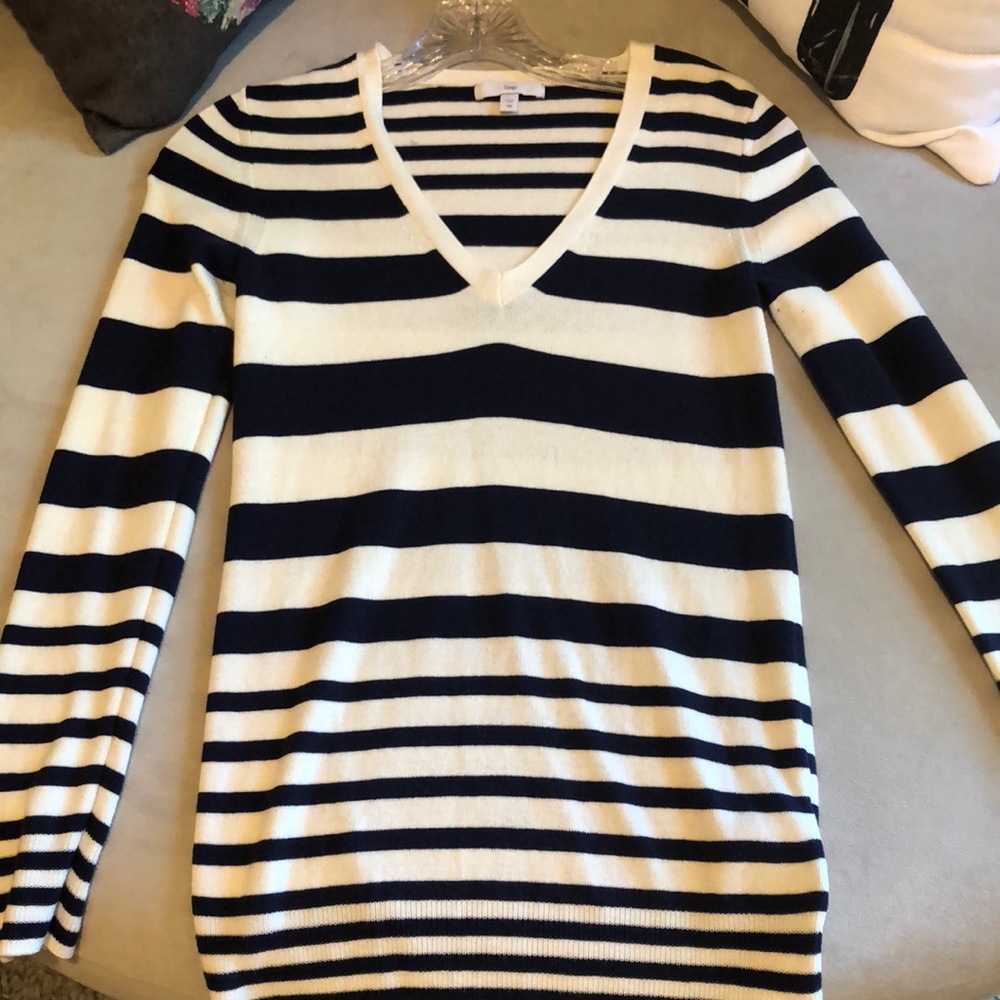 Gap v-neck sweater blue and white stripe